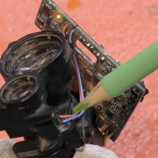 Il démonte une caméra gimbal de drone Shahed-136 récupéré en Ukraine
