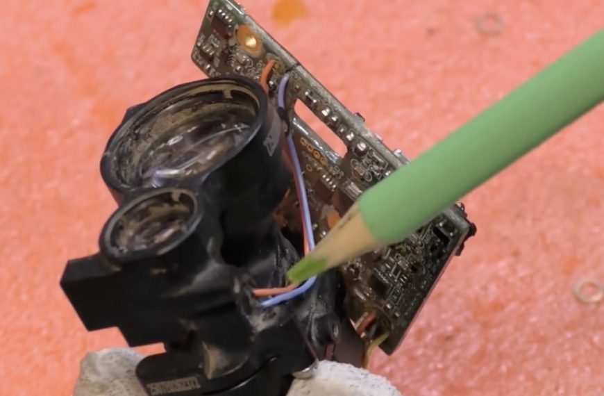 Il démonte une caméra gimbal de drone Shahed-136 récupéré en Ukraine