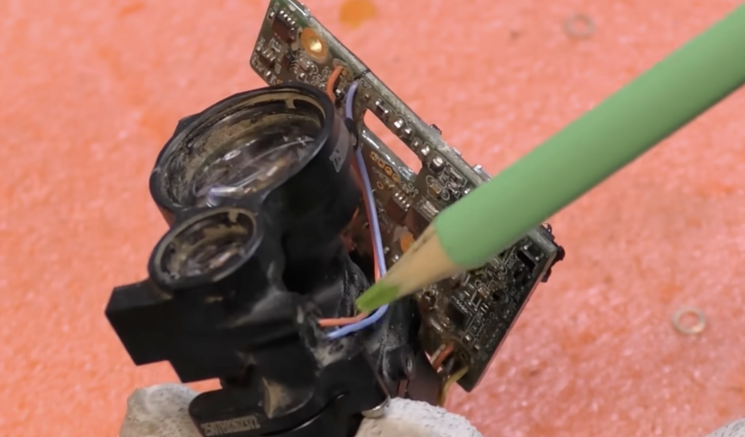 Il démonte une caméra gimbal de drone Shahed-136 récupéré en Ukraine