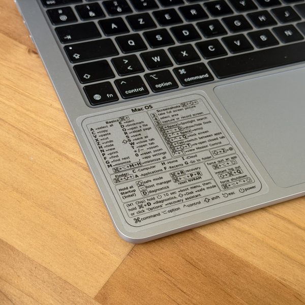 J'ai collé un autocollant de raccourcis macOS sur mon Mac, et c’est génial (existe pour Windows aussi !)