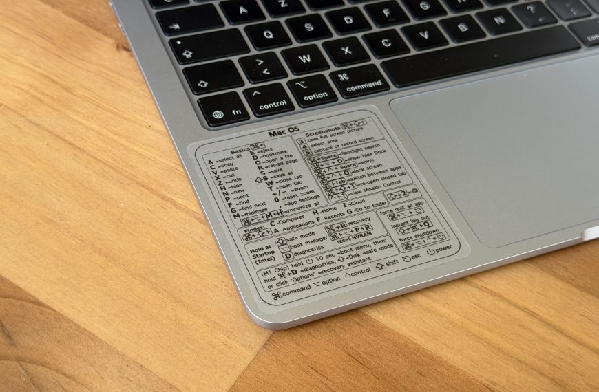 J'ai collé un autocollant de raccourcis macOS sur mon Mac, et c’est génial (existe pour Windows aussi !)
