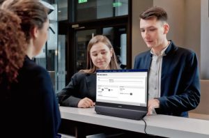 Philips sort un moniteur avec un écran de chaque côté, et c'est pas idiot