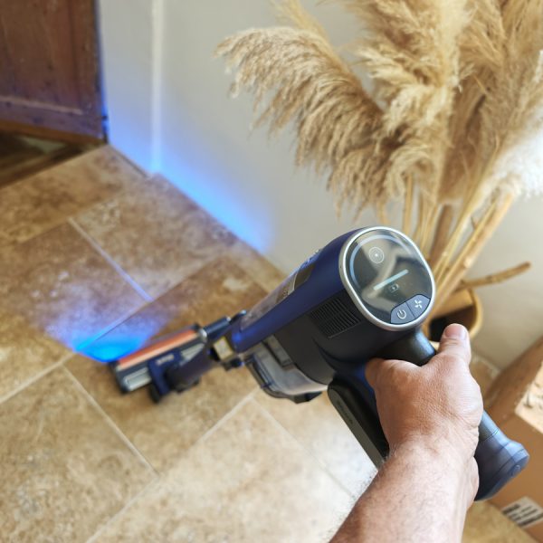 Test de l’aspirateur-balai sans fil Shark PowerDetect Speed Pet Pro Clean & Empty : simple et efficace !
