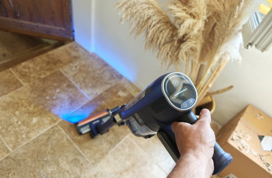 Test de l’aspirateur-balai sans fil Shark PowerDetect Speed Pet Pro Clean & Empty : simple et efficace !