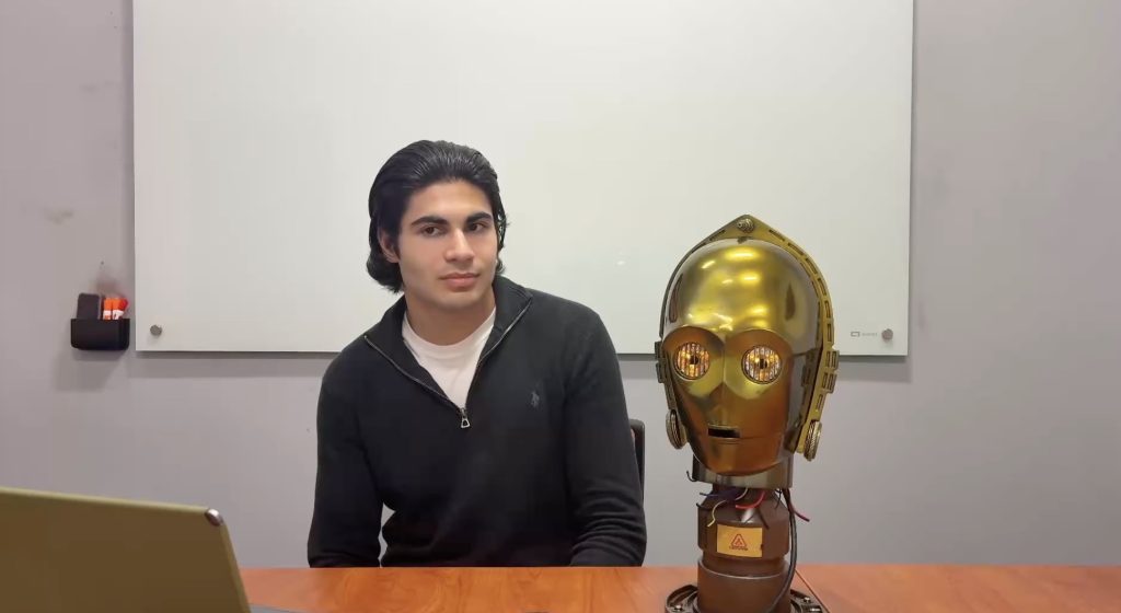 Un C-3PO grandeur nature transformé en assistant vocal qui répond pour de vrai