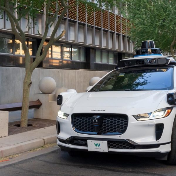 Un essaim de Waymo s'est mis à tourner en boucle dans une rue résidentielle