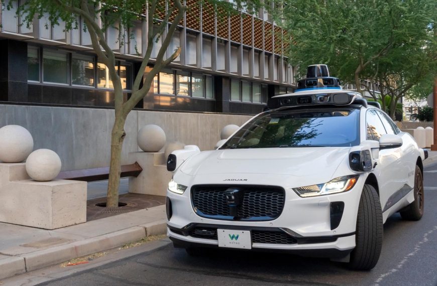 Un essaim de Waymo s'est mis à tourner en boucle dans une rue résidentielle