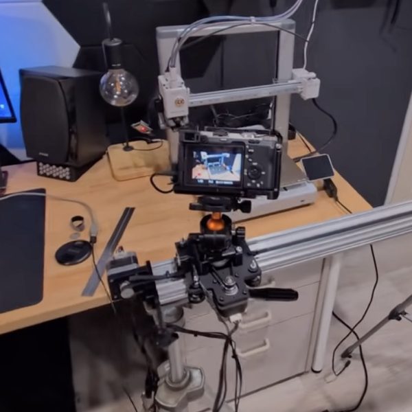 Un slider caméra à trois axes bricolé avec des pièces d'imprimante 3D