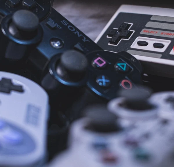 En échange de 10 minutes de lecture, 20 minutes de jeux vidéo : c'est la solution qui a été trouvée par cet entrepreneur pour lutter contre la précarité