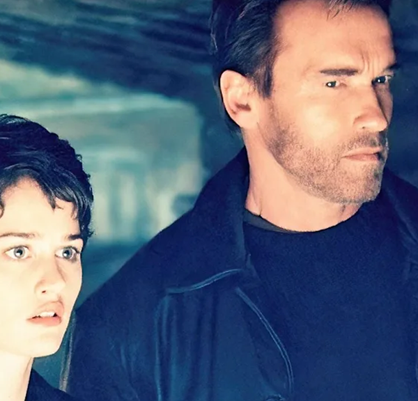 « Il m'a pété au visage » : cette actrice en veut encore à Arnold Schwarzenegger 27 ans après le tournage de ce film d'action