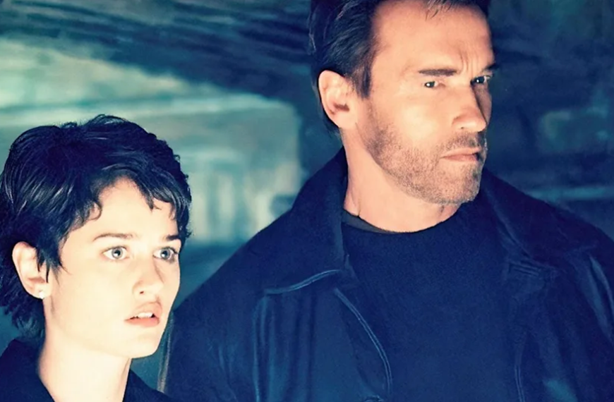 « Il m'a pété au visage » : cette actrice en veut encore à Arnold Schwarzenegger 27 ans après le tournage de ce film d'action