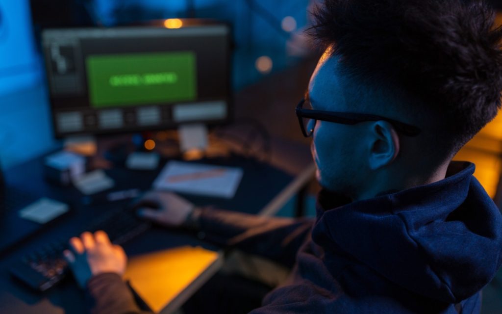 Des hackers transforment l’IA Gemini en machine à arnaquer, Google saisit la justice