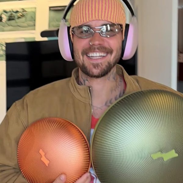 Justin Bieber se lance dans l’audio : ses nouvelles enceintes Bluetooth ne passent pas inaperçues