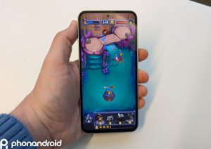 Galaxy S23 : une ligne rose apparaît sur l’écran de certains modèles, la faute à One UI 8.5 ?
