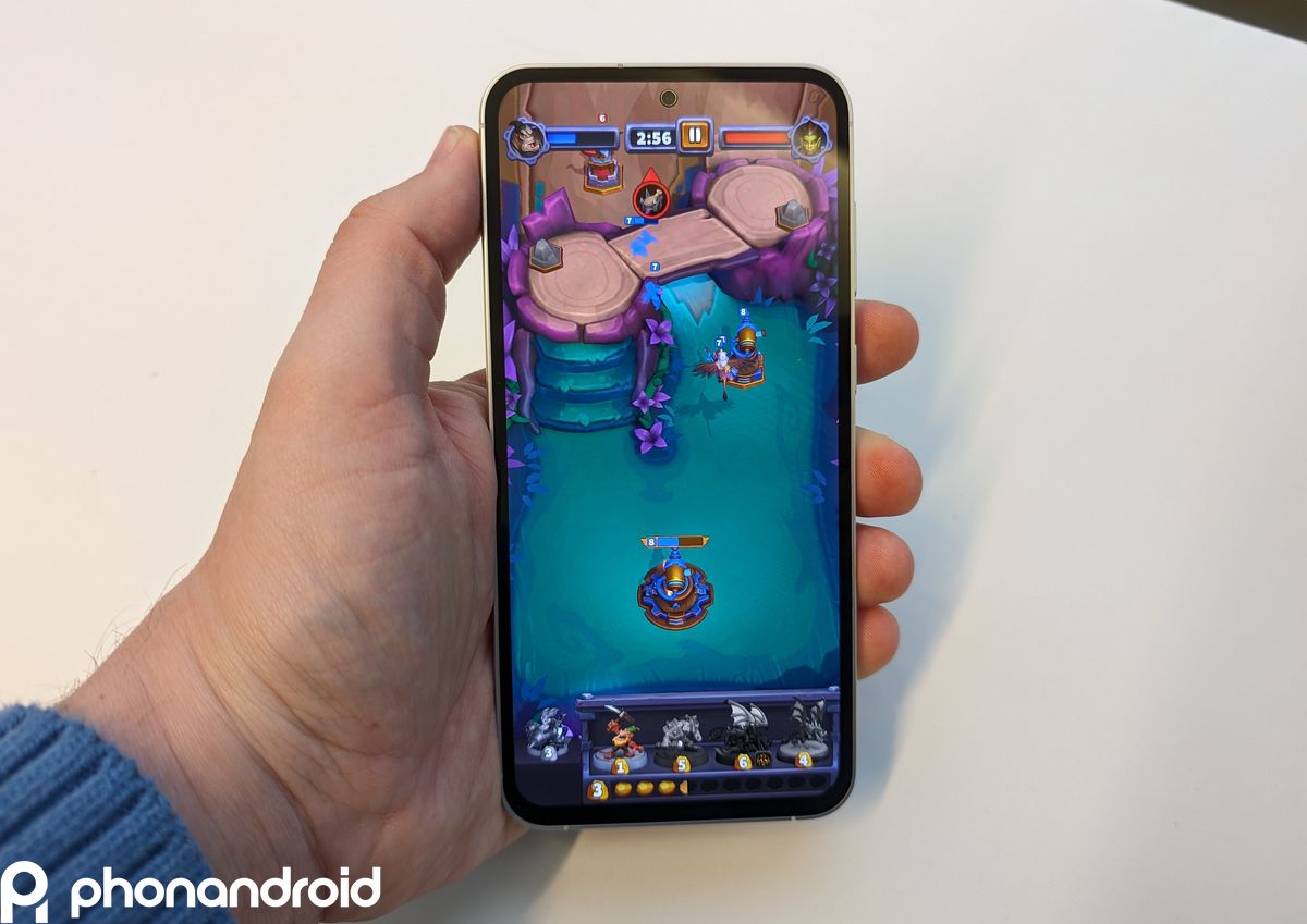 Galaxy S23 : une ligne rose apparaît sur l’écran de certains modèles, la faute à One UI 8.5 ?