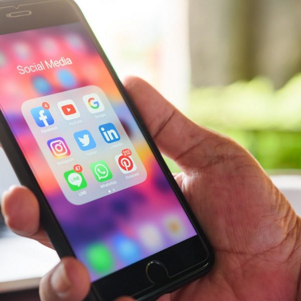 Le Royaume-Uni interdit à son tour les réseaux sociaux aux moins de 16 ans