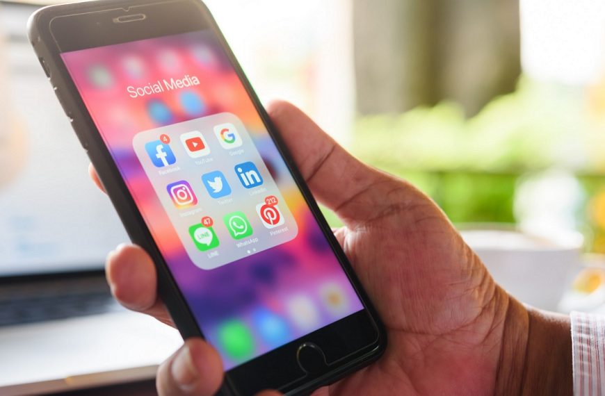 Le Royaume-Uni interdit à son tour les réseaux sociaux aux moins de 16 ans