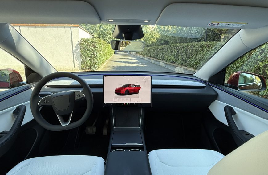 Les Tesla vont peut-être enfin arrêter de foncer sur les bus scolaires et les animaux grâce à cette mise à jour