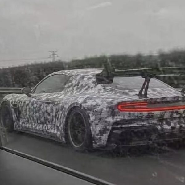 Xiaomi préparerait une supercar électrique, les photos de ce coupé camouflé à l’aileron géant ne mentent pas