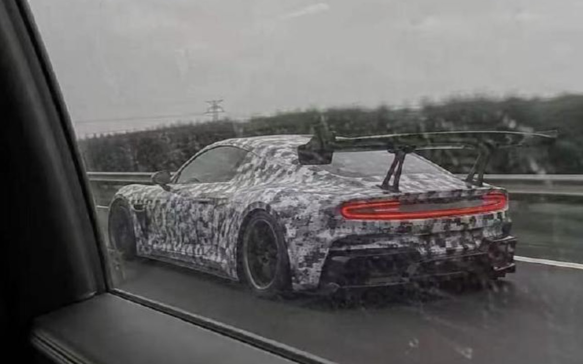 Xiaomi préparerait une supercar électrique, les photos de ce coupé camouflé à l’aileron géant ne mentent pas