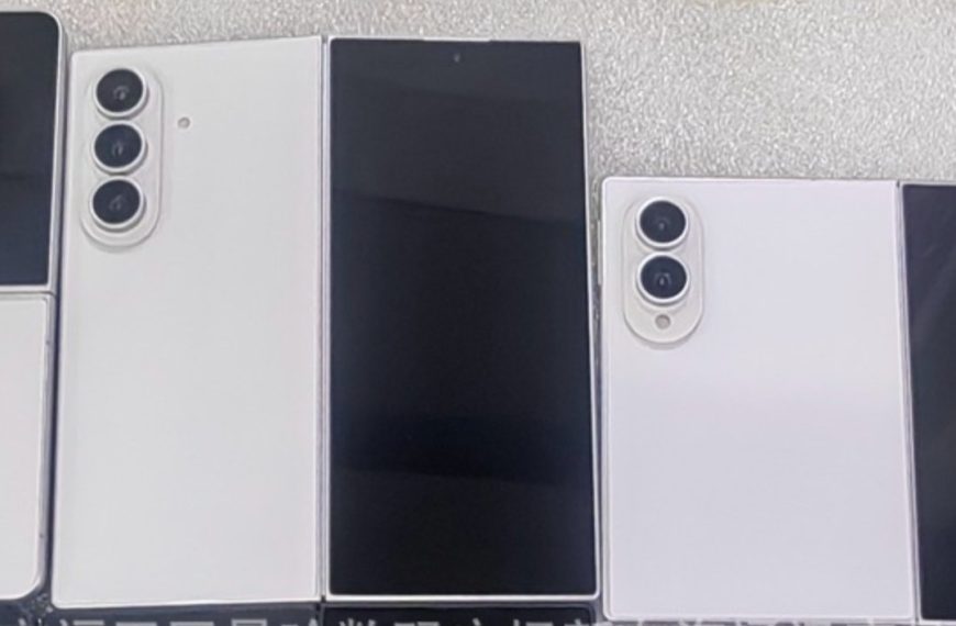 Samsung Galaxy Z Fold 8 vs Z Fold 8 Ultra : cette photo montre bien leurs différences de design