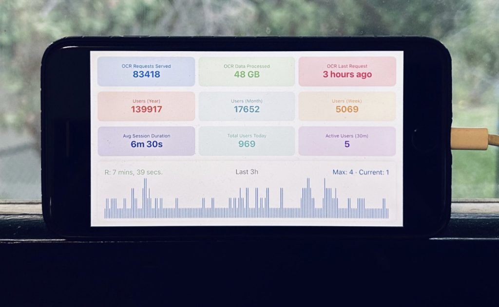 Il a transformé un vieil iPhone 8 en serveur OCR alimenté au soleil