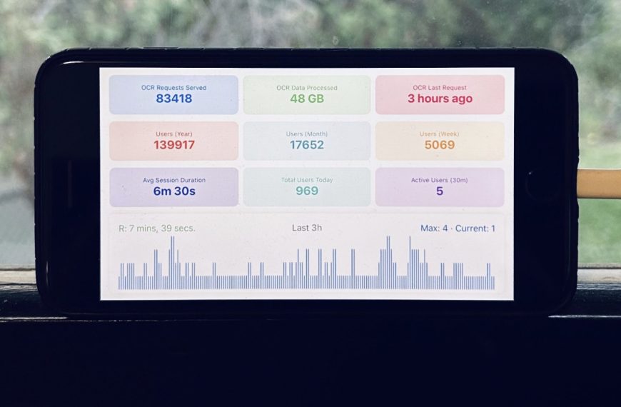 Il a transformé un vieil iPhone 8 en serveur OCR alimenté au soleil