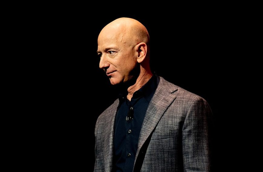 Pendant que l’IA supprime des emplois, Jeff Bezos nous vend carrément l’eldorado