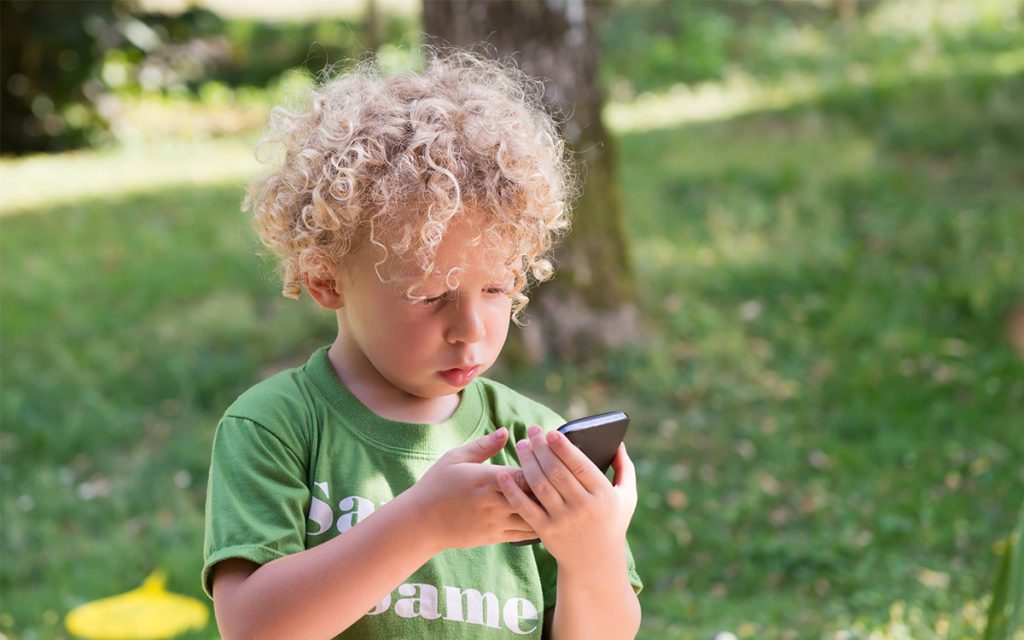 Un parent sur deux consulte son smartphone quand il passe du temps avec son enfant, selon cette étude