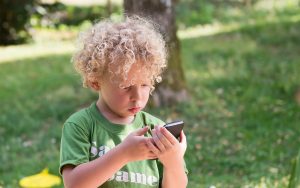 Un parent sur deux consulte son smartphone quand il passe du temps avec son enfant, selon cette étude