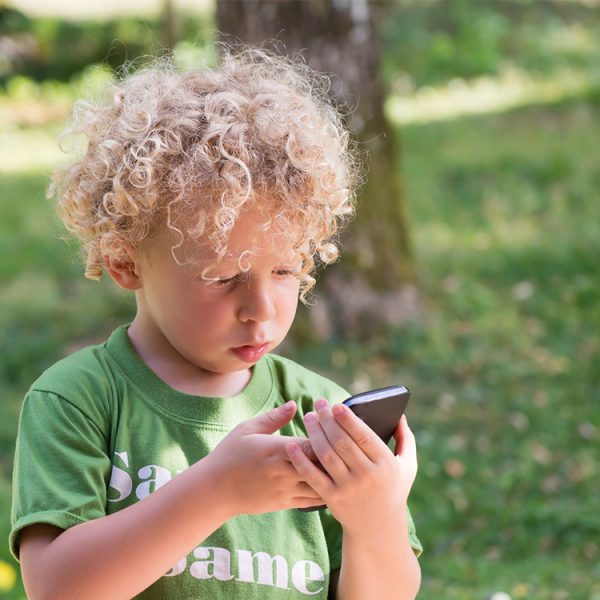 Un parent sur deux consulte son smartphone quand il passe du temps avec son enfant, selon cette étude