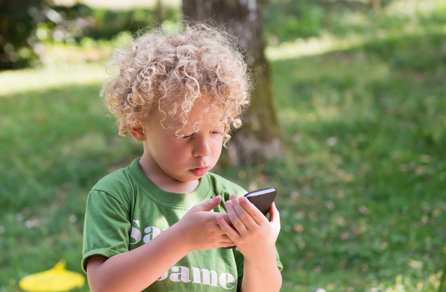Un parent sur deux consulte son smartphone quand il passe du temps avec son enfant, selon cette étude