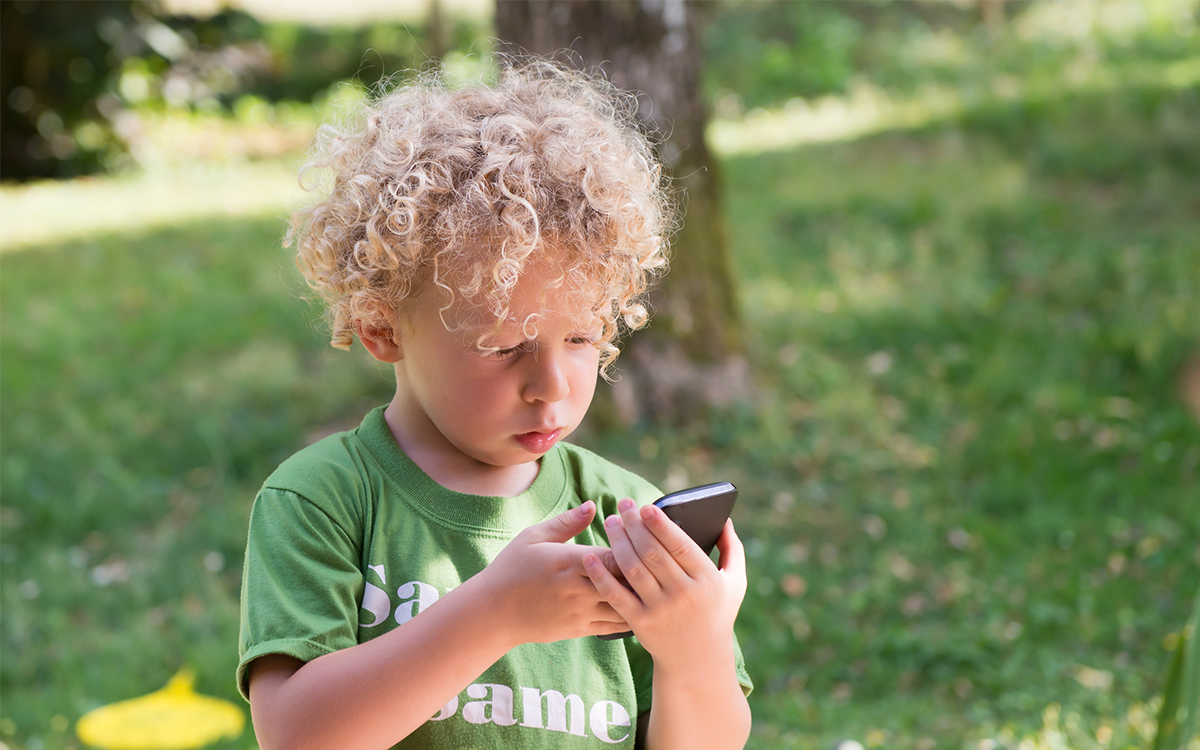 Un parent sur deux consulte son smartphone quand il passe du temps avec son enfant, selon cette étude