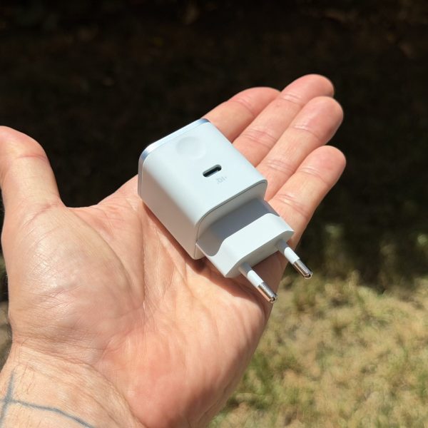 Test du mini chargeur Anker avec son écran tout mignon qui en sait beaucoup sur vous