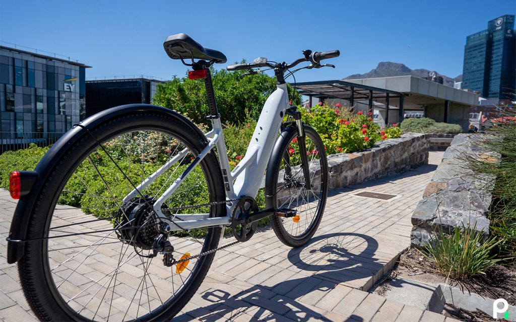 Ce simple calcul montre pourquoi le vélo électrique met la voiture au tapis