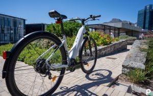 Ce simple calcul montre pourquoi le vélo électrique met la voiture au tapis