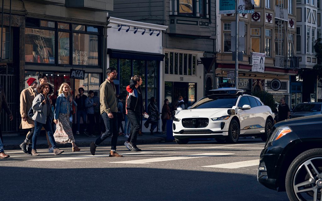 Waymo doit rappeler tous ses robotaxis, ils foncent tout droit dans des chantiers d’autoroute