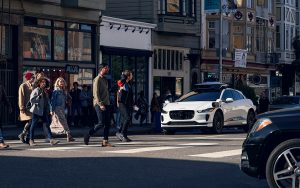 Waymo doit rappeler tous ses robotaxis, ils foncent tout droit dans des chantiers d’autoroute