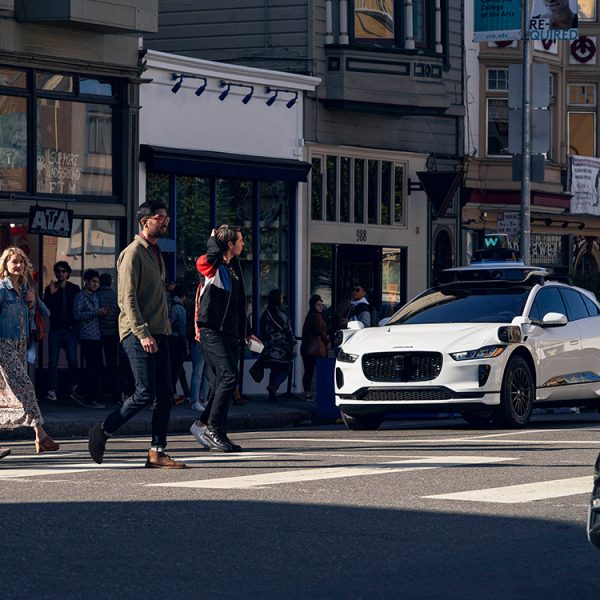 Waymo doit rappeler tous ses robotaxis, ils foncent tout droit dans des chantiers d’autoroute