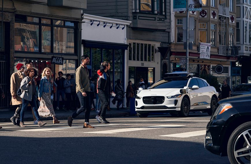 Waymo doit rappeler tous ses robotaxis, ils foncent tout droit dans des chantiers d’autoroute