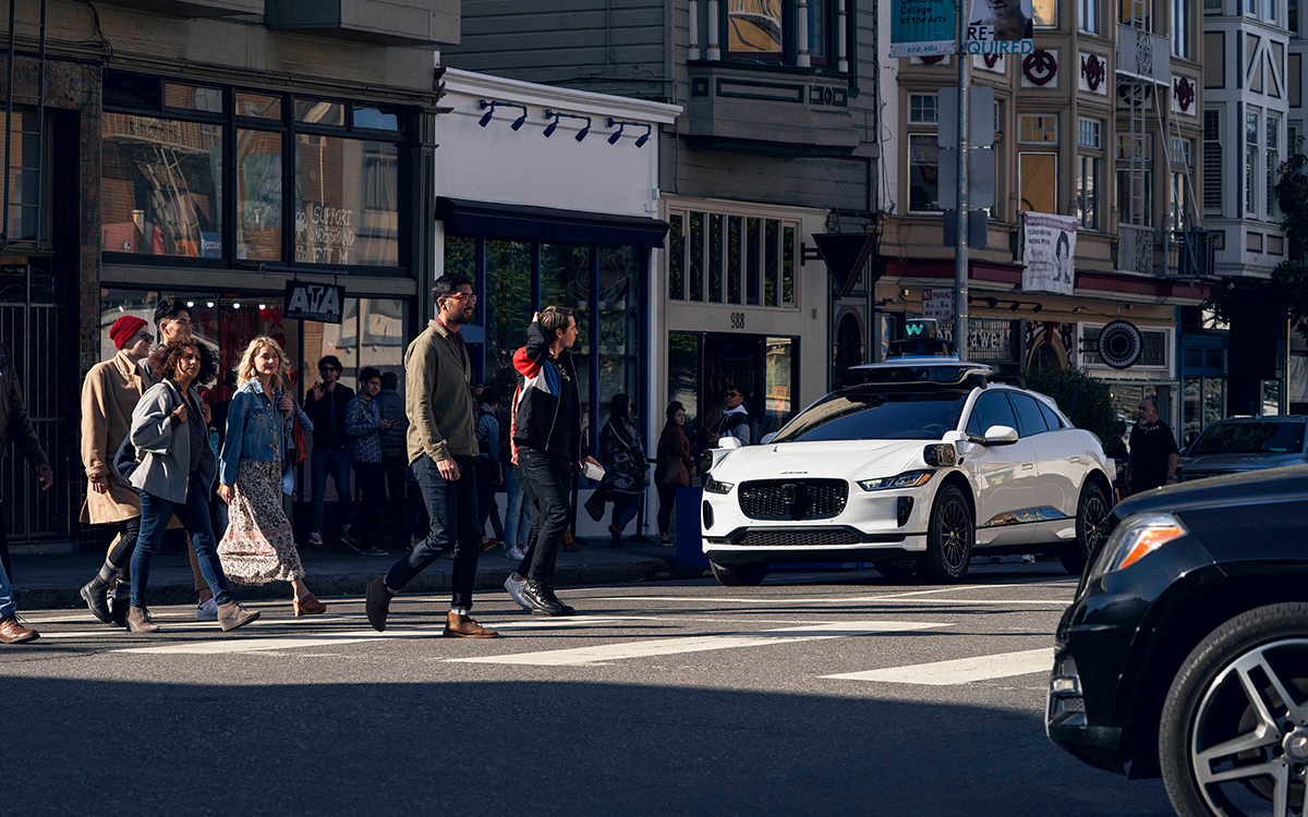 Waymo doit rappeler tous ses robotaxis, ils foncent tout droit dans des chantiers d’autoroute