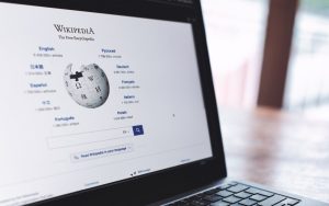 Wikipedia réaffirme sa position anti-IA… sauf pour certaines tâches très précises
