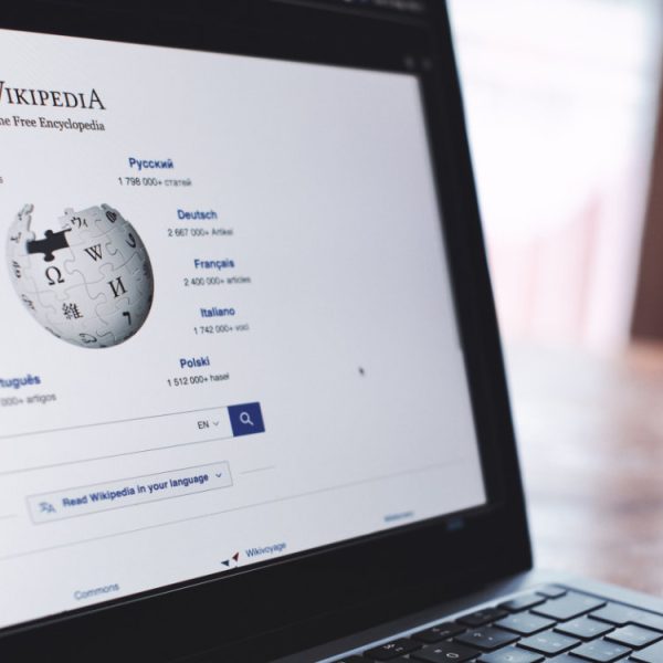 Wikipedia réaffirme sa position anti-IA… sauf pour certaines tâches très précises