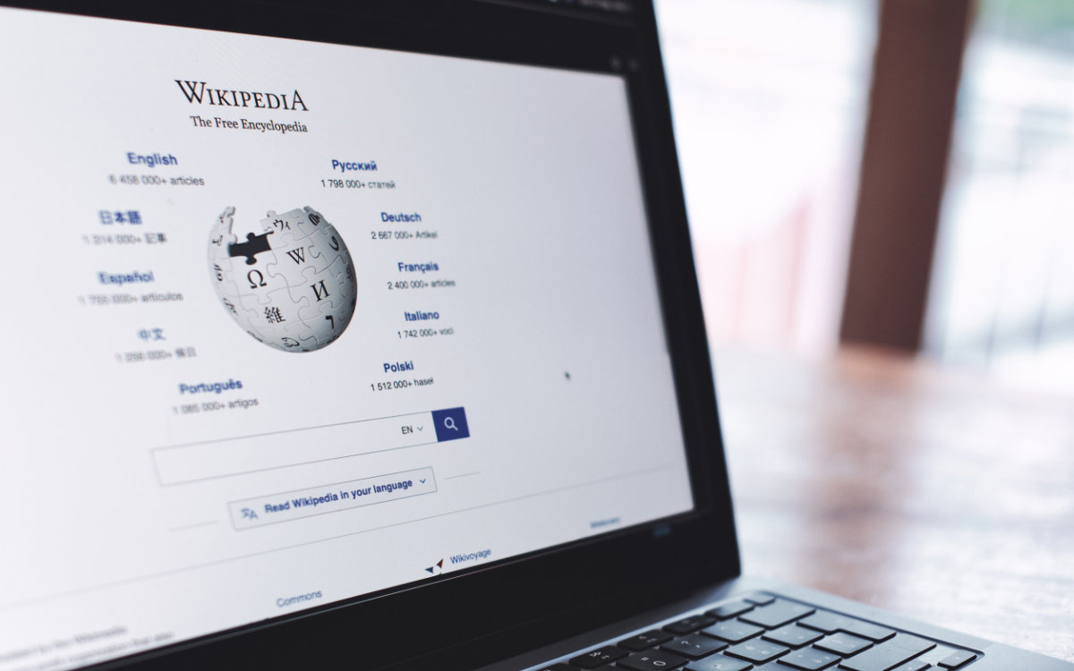 Wikipedia réaffirme sa position anti-IA… sauf pour certaines tâches très précises