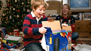 Il y a 26 ans, ce petit garçon recevait une PS2 à Noël : sa réaction bouleverse des millions d'internautes encore aujourd'hui