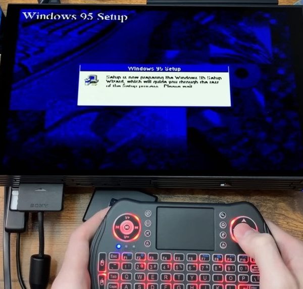 Il a installé Windows 95 sur cette PlayStation et a vu de ses propres yeux pourquoi c'est l'une des consoles les plus complexes de Sony !