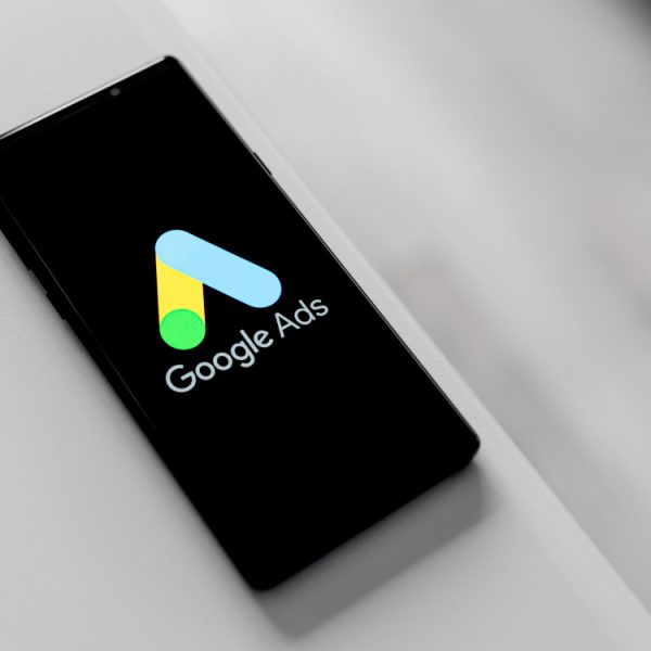 Les publicités Google générées par IA deviennent plus faciles à repérer, mais…