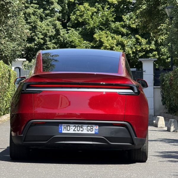 La conductrice d’une Tesla a pu s’endormir à 100 km/h grâce à une simple paire de lunettes