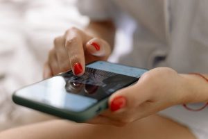 Voici pourquoi vous êtes une cible facile pour les arnaques sur les réseaux sociaux