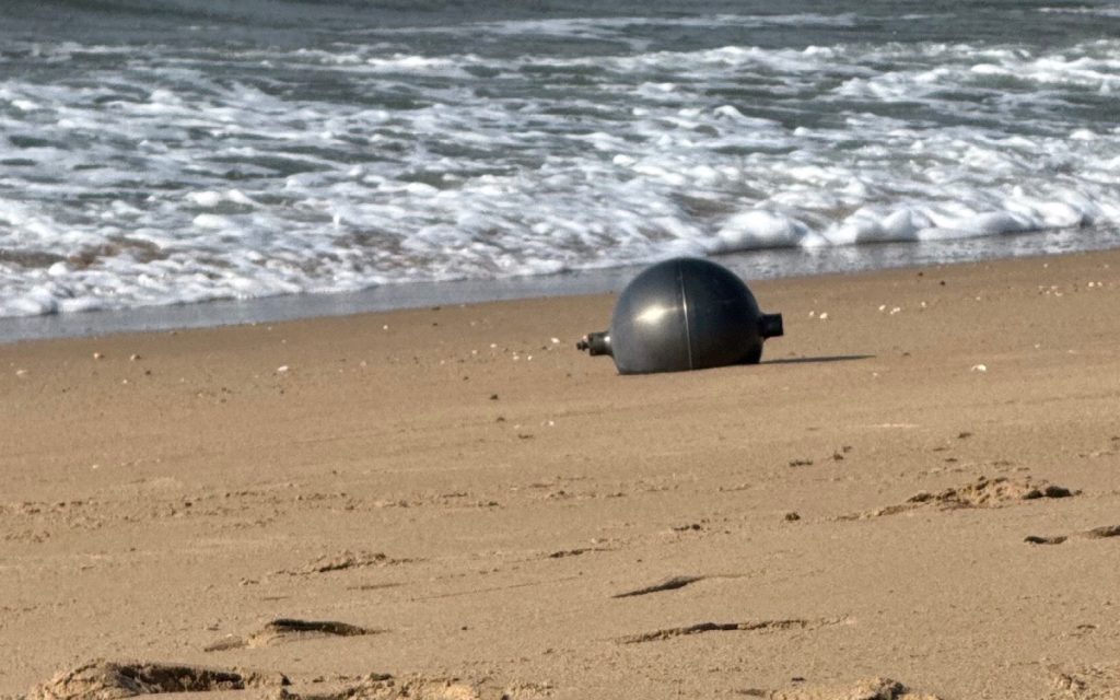 Ces mystérieuses sphères métalliques tombées du ciel ont forcé l’Australie à fermer une portion de plage